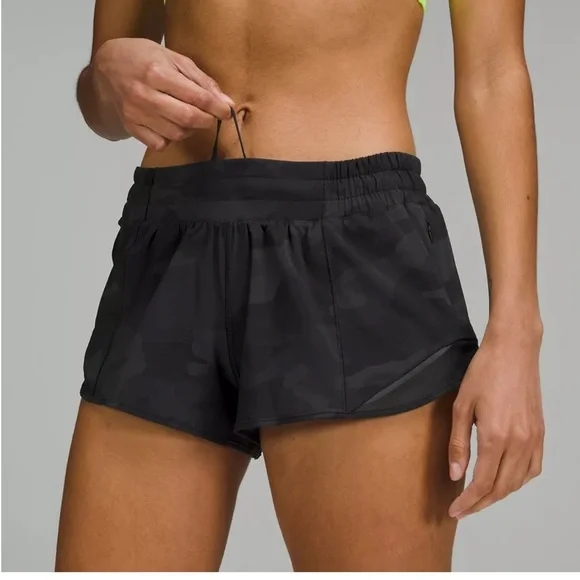 Like NEW Lululemon Hotty Hot Deep Coal Black Camo 2.5” low rise Shorts Size 4 - Picture 1 of 6